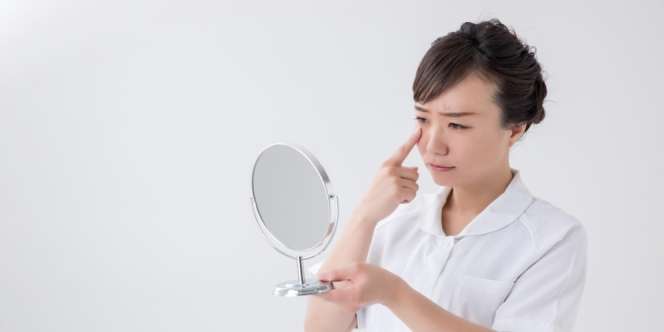5 Tahap Menyamarkan Area Bawah Mata dengan Makeup