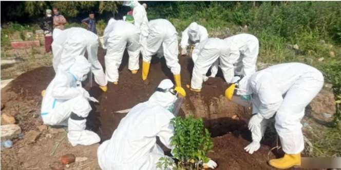 Warga Takut Pinjamkan Cangkul, Petugas Kubur Jenazah Covid-19 Pakai Tangan