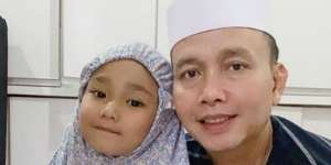 Kedatangan Ussy dan Andhika, Ayah Rozak Perlihatkan Kemampuan Ngulek Sambel