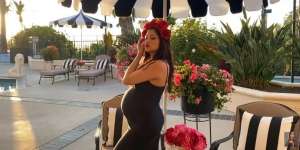 Deretan Pose Manja Maternity Shoot Rahma Azhari