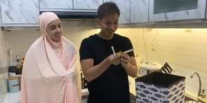 Momen Haru Fairuz A. Rafiq Umumkan Kehamilan yang Ketiga
