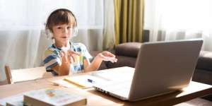 Cara Bijak Memberi Akses Buah Hati Main Gadget