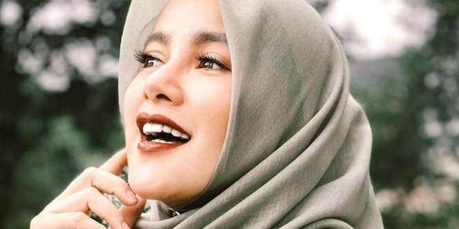 Tampil Kece bak ABG, Sepatu Olla Ramlan Bikin Salfok