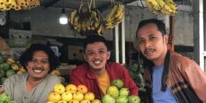 Tak Syuting Tukang Ojek Pengkolan, Begini Potret Tisna Jadi Tukang Buah