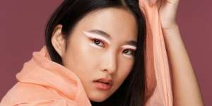 Tips Menerapkan Tren Makeup Mata Two Toned Eyeshadow