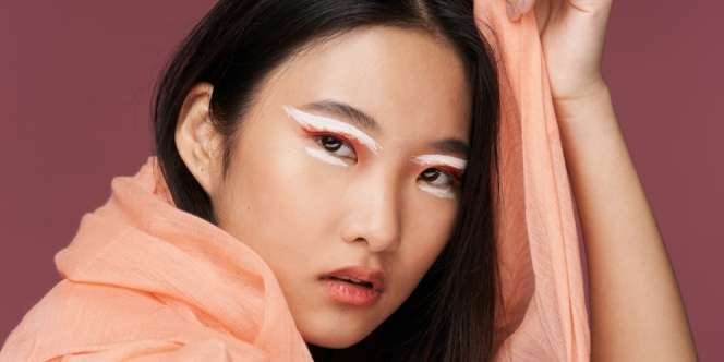 Tips Menerapkan Tren Makeup Mata Two Toned Eyeshadow