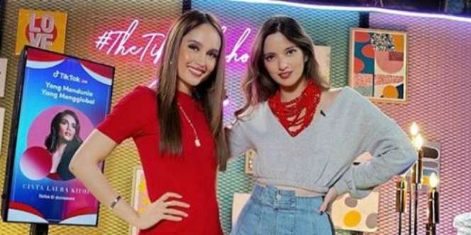 Pose Bareng, Penampilan Nia Ramadhani dan Cinta Laura Curi Perhatian