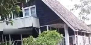 Ada Sosok Misterius di Rumah Pengabdi Setan