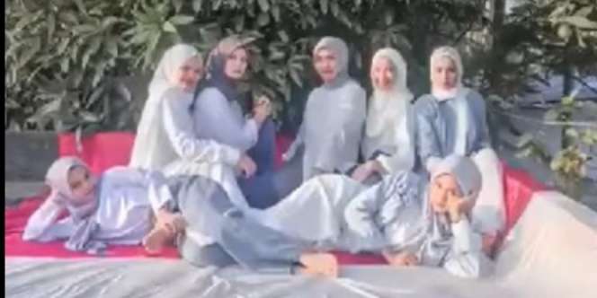 Demi Konten TikTok, Sekumpulan Cewek Injak Bendera Merah Putih