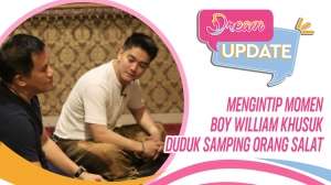 Momen Boy William Khusuk Duduk Samping Orang Sholat