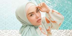 Padu Padan Ombre Skirt dengan Hijab Bergo untuk di Rumah