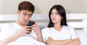 Suami Cek Ponsel Istri, Kaget dan Marah Baca Pesan Grup WA Keluarganya