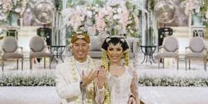 Megah & Usung Adat Jawa, 7 Momen Akad Nikah Arya Bakrie-Vannya