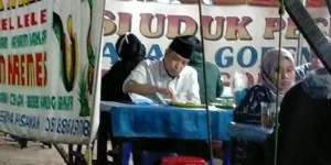 Kesederhanaan Ketua PBNU Kiai Said, Asyik Makan Pecel Lele di Warung Kaki Lima