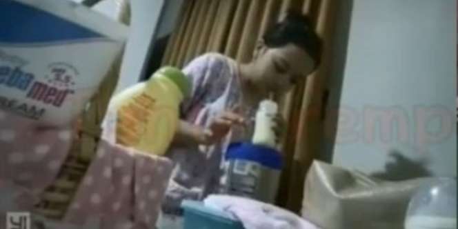 Terekam CCTV, ART Sengaja Ludahi Botol Susu Anak Majikan
