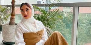 Bertemu Sandiaga Uno, Gaya Hijab Poni Nikita Willy Disorot