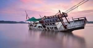 Perahu Terbalik, Pria Ini Berenang 3 Km di Perairan Penuh Hiu