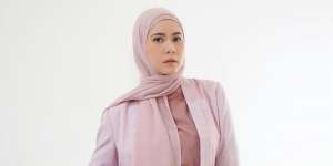 Serba Pink, Padu Padan Outfit Formal ala Cynthia Ramlan