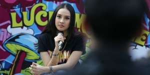 Serius Bisnis Vape, Intip Pesona Kecantikan Anya Geraldine
