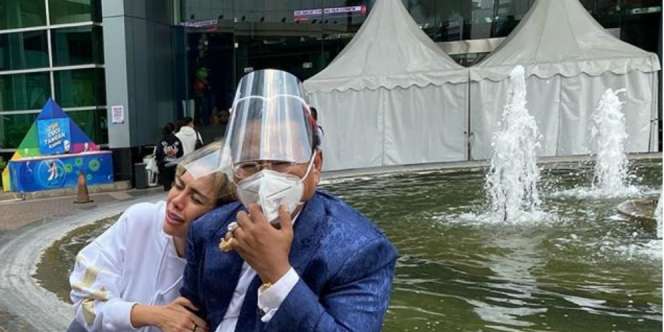 Meringis Saat Mau Dicium Nikita Mirzani, Hotman Paris: `Aku Sudah Tobat`