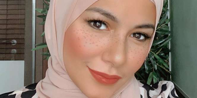 Trik Tampil Modis Pakai Piyama ala Meisya Siregar