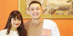 Kening Istri Dicium Denny Cagur, Gilang Dirga Ngamuk