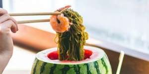 Unik, Mi Matcha Disajikan dalam Mangkuk Semangka