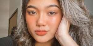 Marion Jola Tampil Polos dengan Baju Belahan Rendah