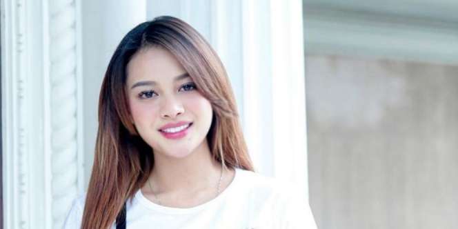 Kenakan Gaun Transparan, Gaya Aurel Hermansyah Panen Pujian