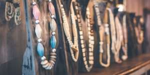 Tips Padu Padan Kalung dan 5 Jenis Neckline