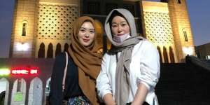 Momen Manis, Ayana Moon Ajak Ibu yang Beda Keyakinan ke Masjid