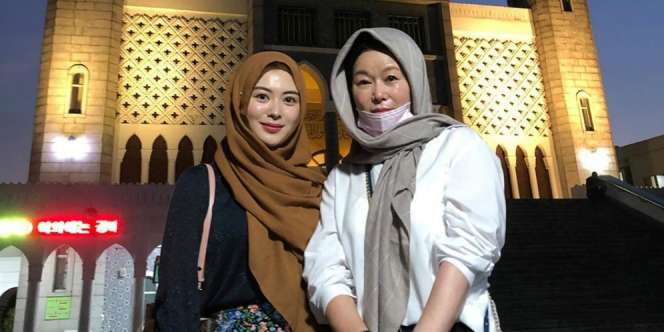 Momen Manis, Ayana Moon Ajak Ibu yang Beda Keyakinan ke Masjid