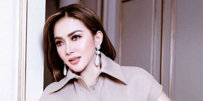Pakai Rok Mini Tenteng Tas Rp300 Juta, Gaya Syahrini Jadi Sorotan