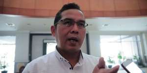 Diburu! Orang yang Usapkan Air Liur Jenazah Covid-19 ke Wajahnya