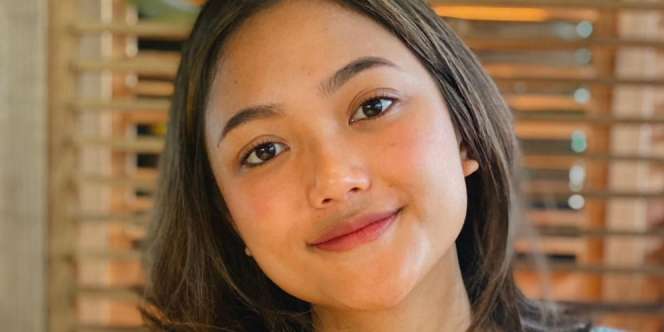 Tampil Polos Pakai Lingerie, Marion Jola Curi Perhatian