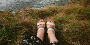 Inspirasi Gaya Menggunakan Slides Sandals Agar Nyaman dan Kece