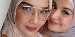 Gaya Kompak Duo Sungkar Pamer Wajah Glowing