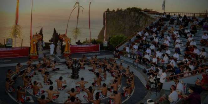 Menyaksikan Wajah Baru Atraksi Tari Kecak Pura Uluwatu
