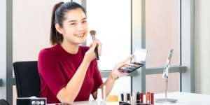 5 Tips Tampil Lebih Muda dengan Makeup