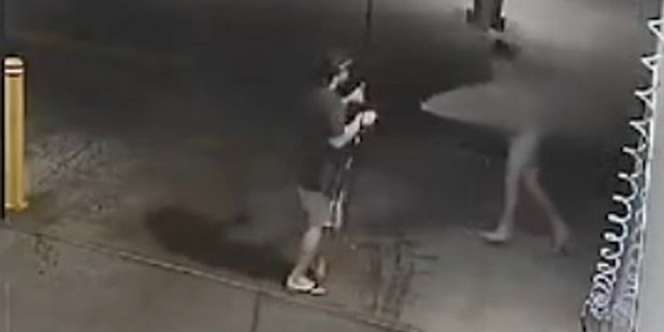 Terekaman CCTV, Sosok Tanpa Busana Tengah Malam Nyelonong ke Cucian Mobil