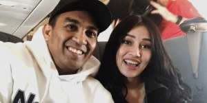 Kunjungi Makam Glenn Fredly, Gaya Mutia Ayu Disorot