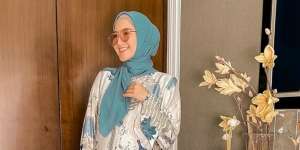 Pakai Denim, Gaya Bumil Kasual ala Erica Putri