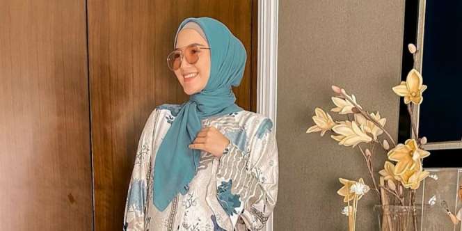 Pakai Denim, Gaya Bumil Kasual ala Erica Putri