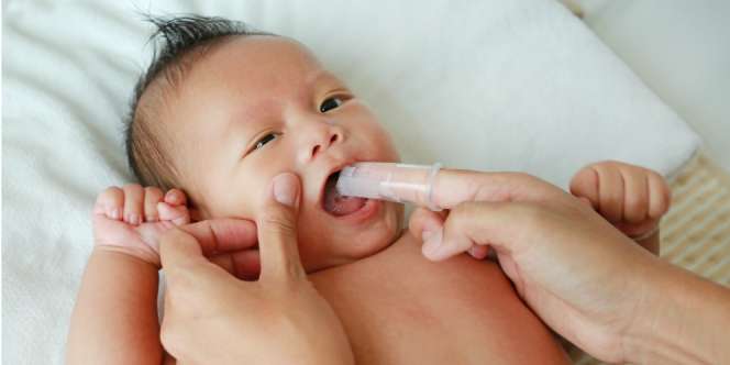 Rutin Bersihkan Gusi dan Lidah Bayi, Agar Mulutnya Bebas Jamur