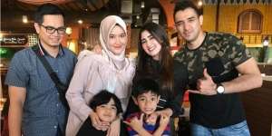 Dinikahi Duda, 5 Seleb Ini Tampil Akur dengan Mantan Istri