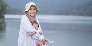 Curhat Soal Anak, Outfit Zaskia Mecca Malah Bikin Salfok