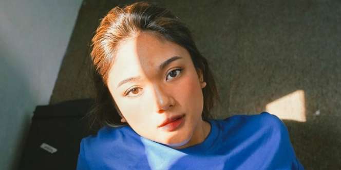 Gaya Marion Jola Pakai Kaos Oblong Mewah Disorot