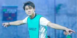 6 Potret Rizky Billar Bermain Bola, Macho & Bikin Ogah Kedip!