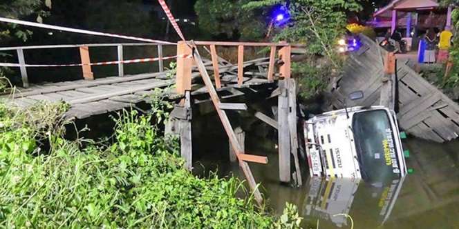 Apes! Ikuti Rute GPS Lewati Jembatan Reot, Sopir Truk Nyemplung ke Sungai