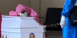 Pakai APD, Istri Ketua IDI Papua Barat Temani Jasad Suami Tercinta 